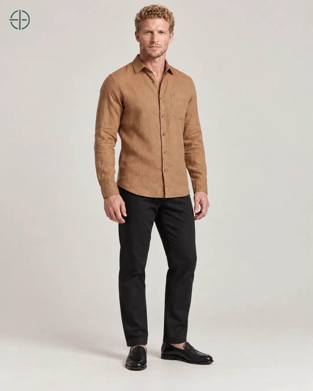 Camisa 100% Linho Belga Masculina, cor Bronze, mesmo modelo em três quartos mostrando o caimento. Fotografia de produto Rest Money.