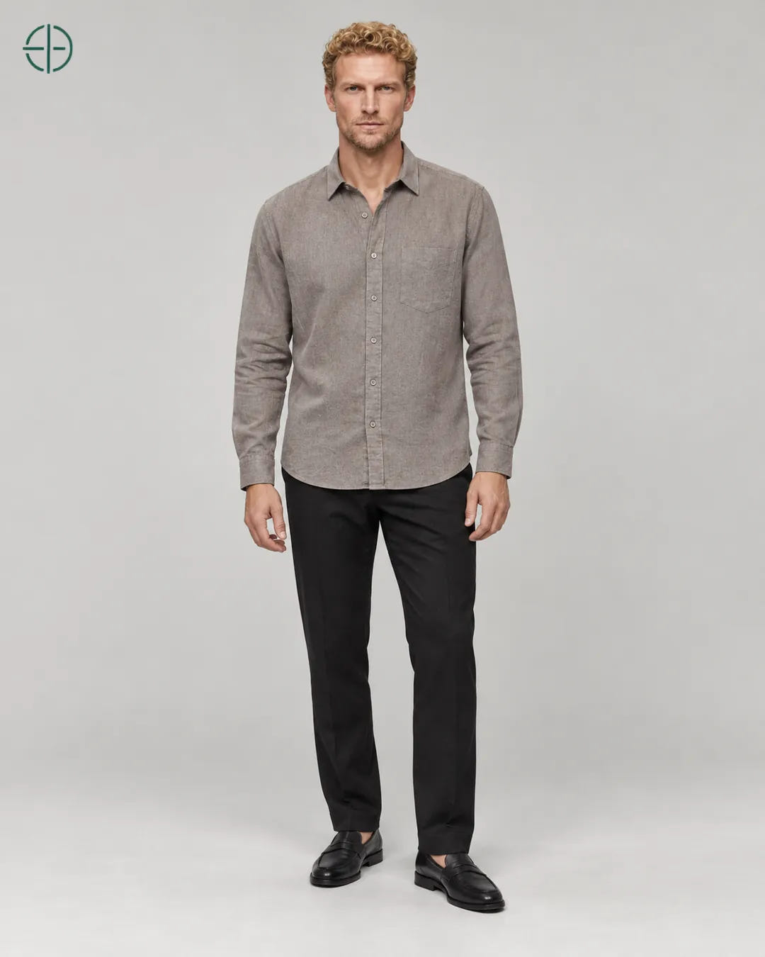 Camisa 100% Linho Belga Masculina, cor Camelo, modelo usando de frente, em estúdio profissional com fundo cinza ostra.