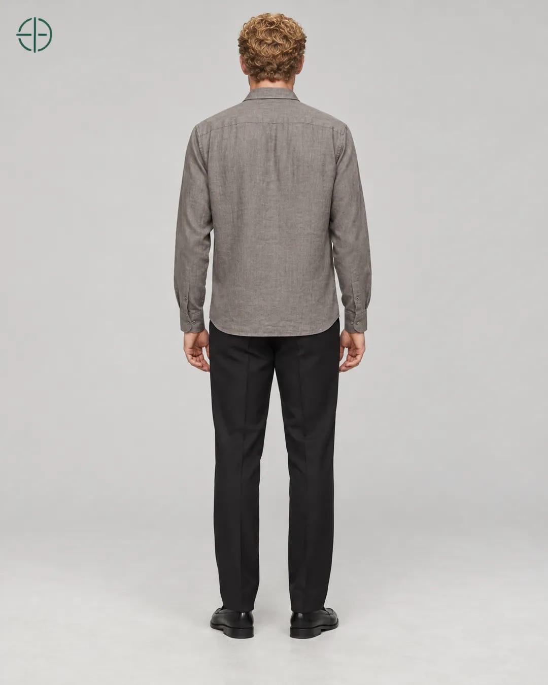 Camisa 100% Linho Belga Masculina, cor Camelo, mesmo modelo e roupa de costas, em estúdio profissional com fundo cinza ostra.