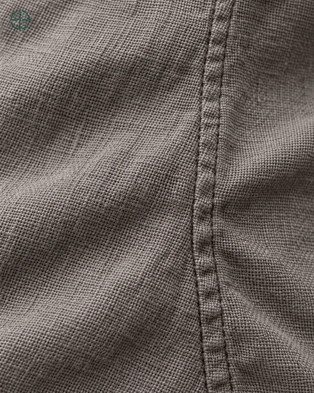 Camisa 100% Linho Belga Masculina, cor Camelo, macro do produto no modelo, em estúdio profissional com fundo cinza ostra.