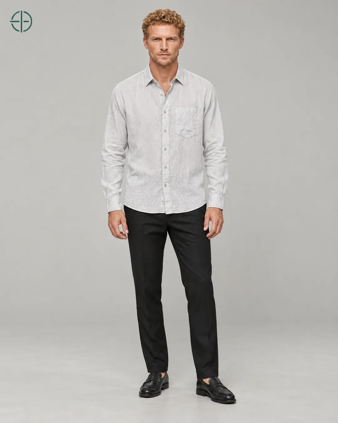 Camisa 100% Linho Belga Masculina, cor Cinza, modelo usando de frente, em estúdio profissional com fundo cinza ostra.