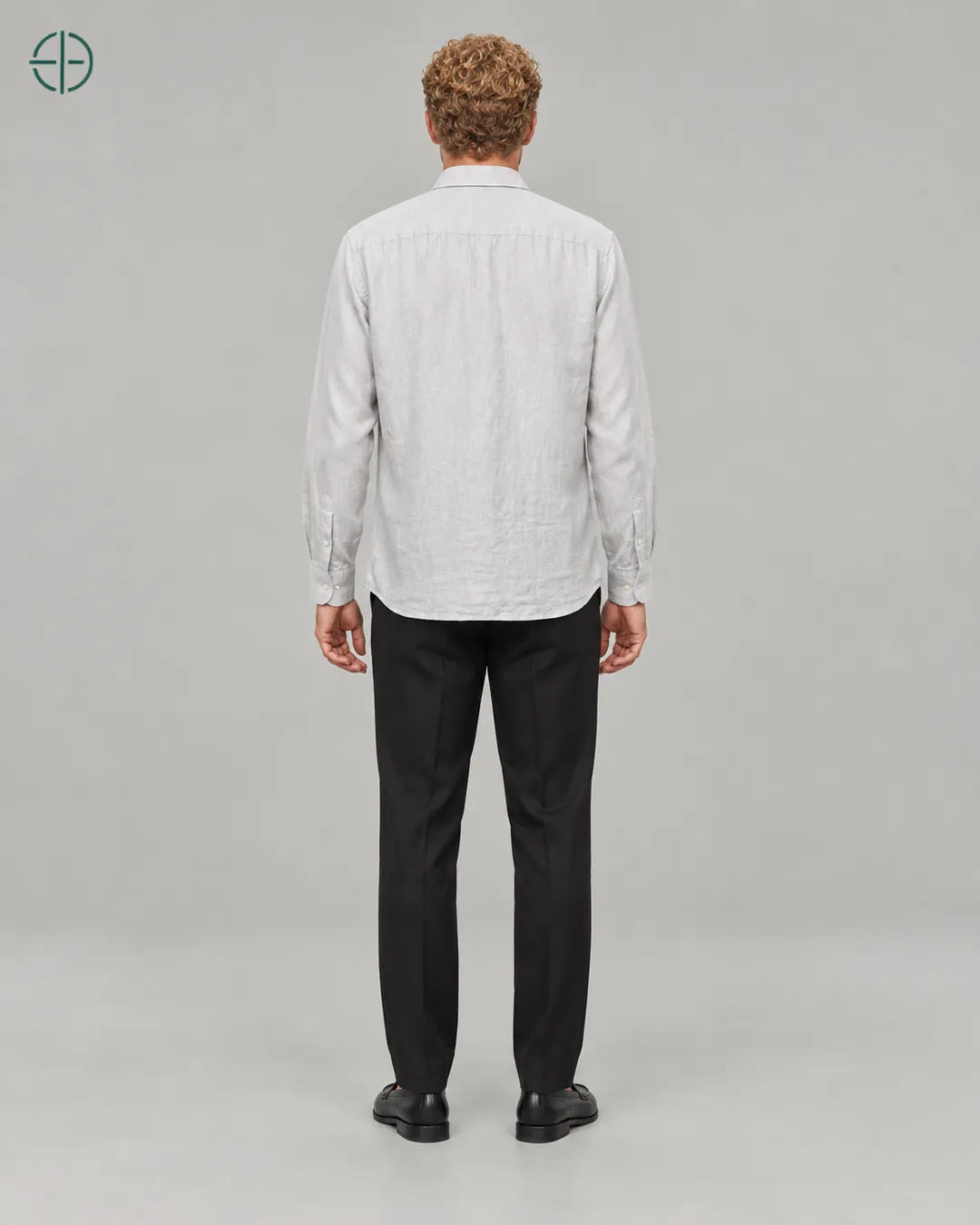 Camisa 100% Linho Belga Masculina, cor Cinza, mesmo modelo e roupa de costas, em estúdio profissional com fundo cinza ostra.