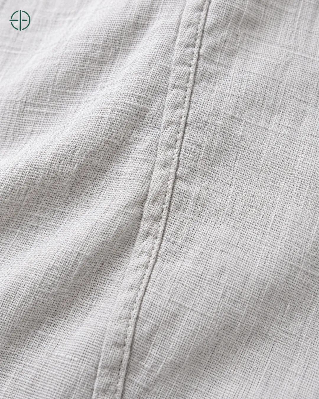 Camisa 100% Linho Belga Masculina, cor Cinza, macro do produto no modelo, em estúdio profissional com fundo cinza ostra.
