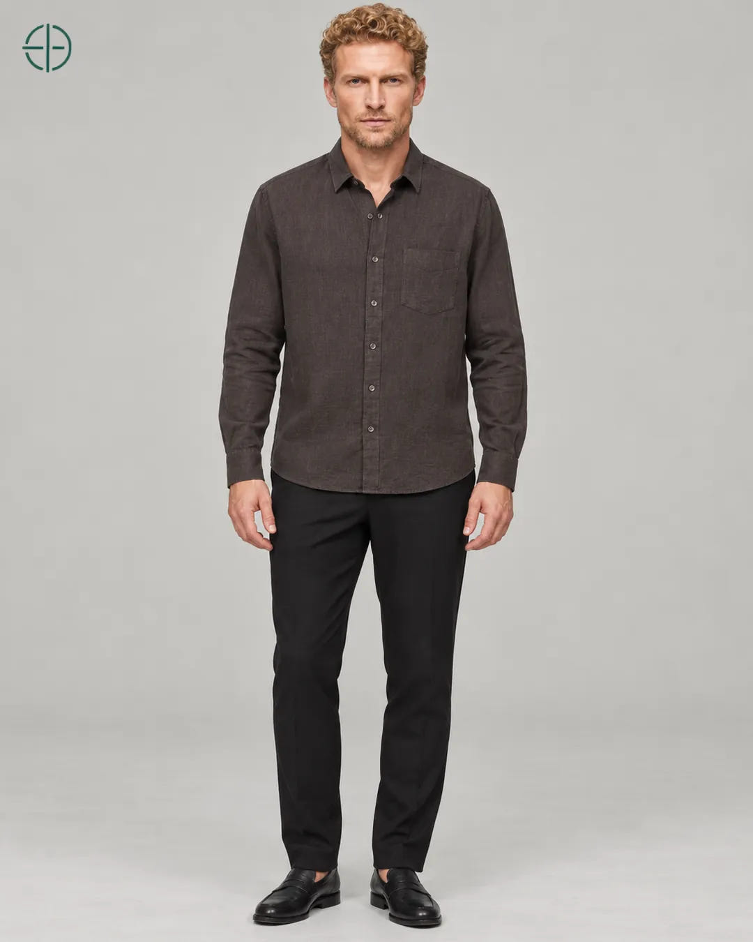 Camisa 100% Linho Belga Masculina, cor Marrom, modelo usando de frente, em estúdio profissional com fundo cinza ostra.