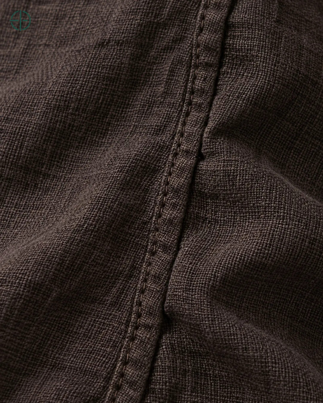 Camisa 100% Linho Belga Masculina, cor Marrom, macro do produto no modelo, em estúdio profissional com fundo cinza ostra.