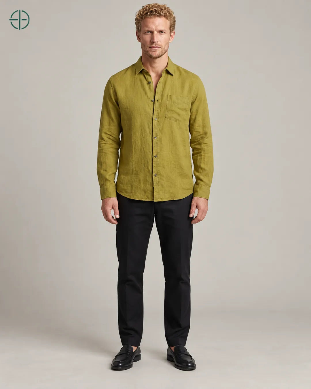 Camisa 100% Linho Belga Masculina, cor Oliva, modelo de corpo inteiro de frente. Fotografia de produto Rest Money.