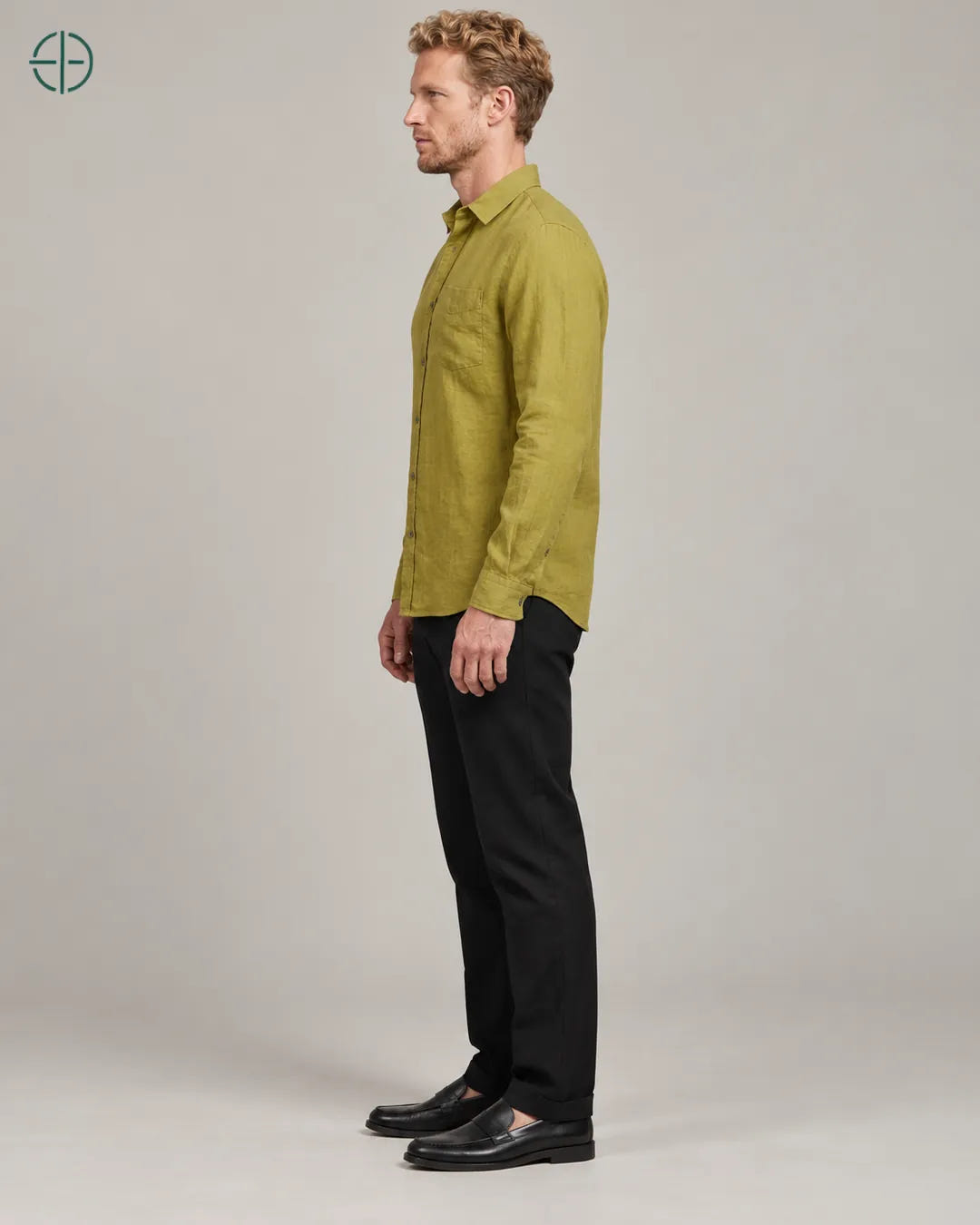 Camisa 100% Linho Belga Masculina, cor Oliva, mesmo modelo e roupa de lado. Fotografia de produto Rest Money.