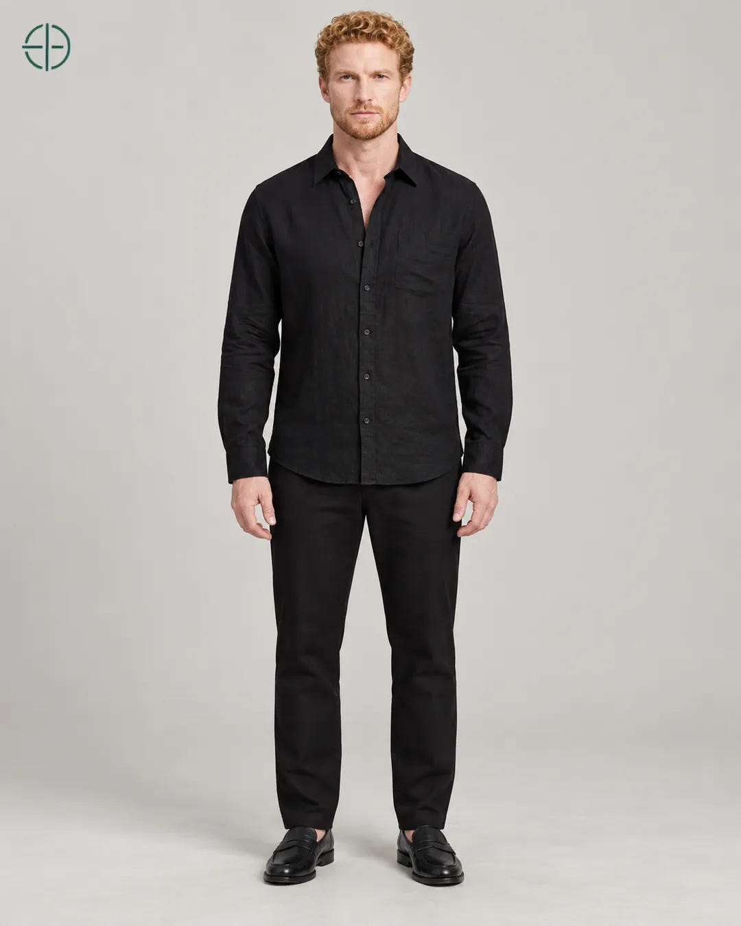 Camisa 100% Linho Belga Masculina, cor Preto, modelo de corpo inteiro de frente. Fotografia de produto Rest Money.