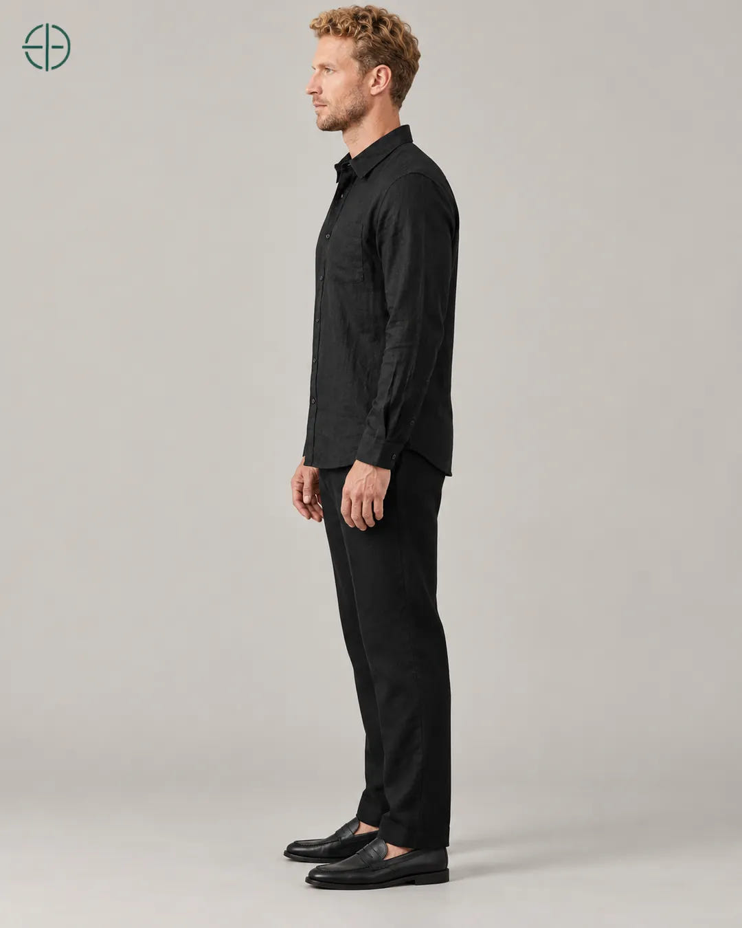 Camisa 100% Linho Belga Masculina, cor Preto, mesmo modelo e roupa de lado. Fotografia de produto Rest Money.