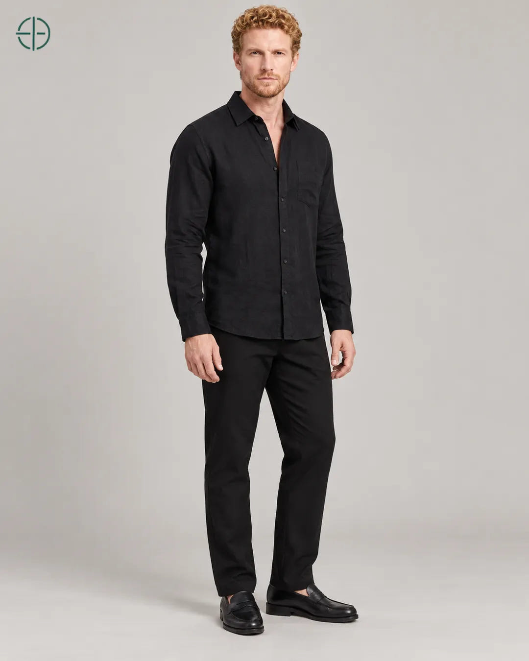 Camisa 100% Linho Belga Masculina, cor Preto, mesmo modelo em três quartos mostrando o caimento. Fotografia de produto Rest Money.