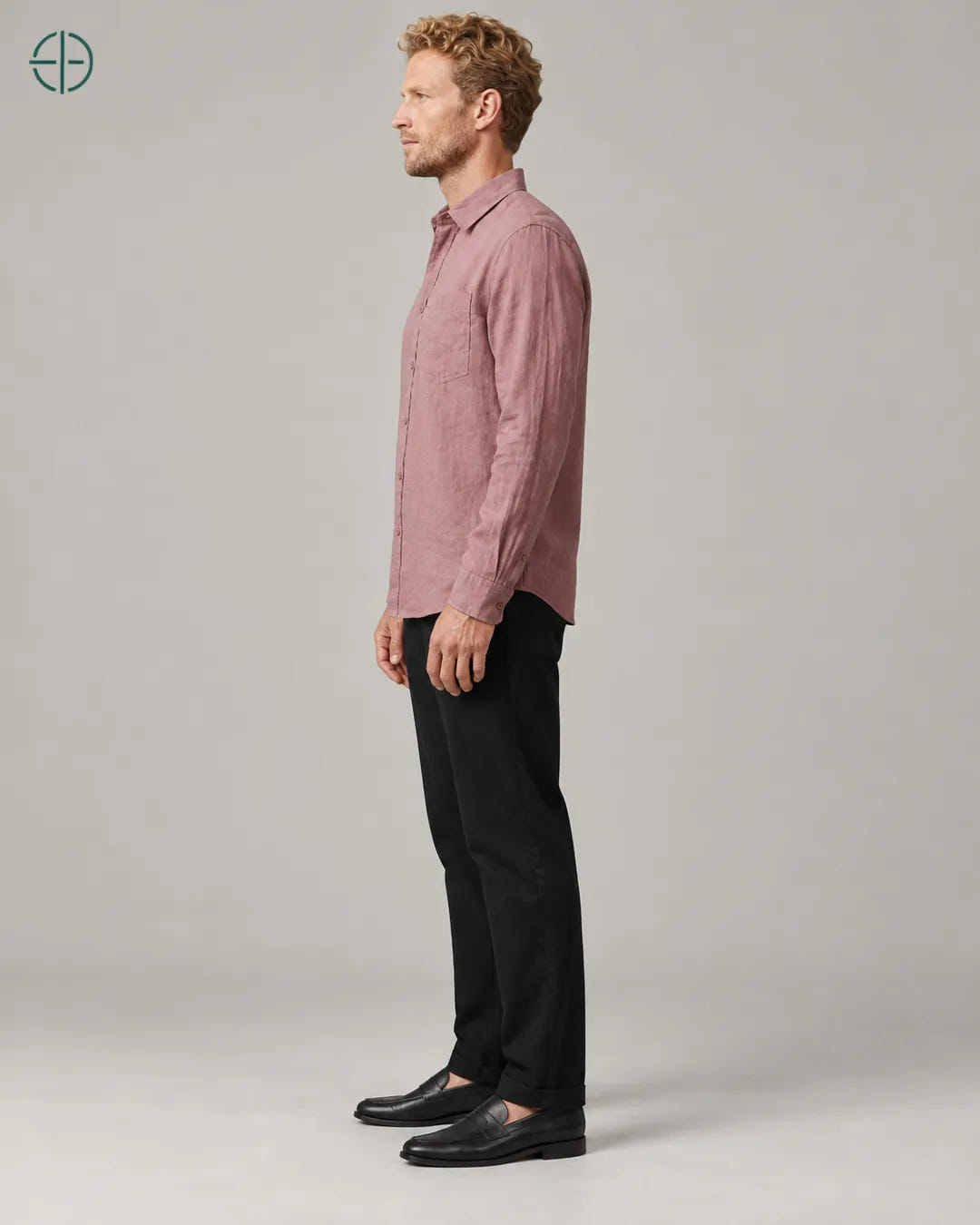 Camisa 100% Linho Belga Masculina, cor Rosa, mesmo modelo e roupa de lado. Fotografia de produto Rest Money.