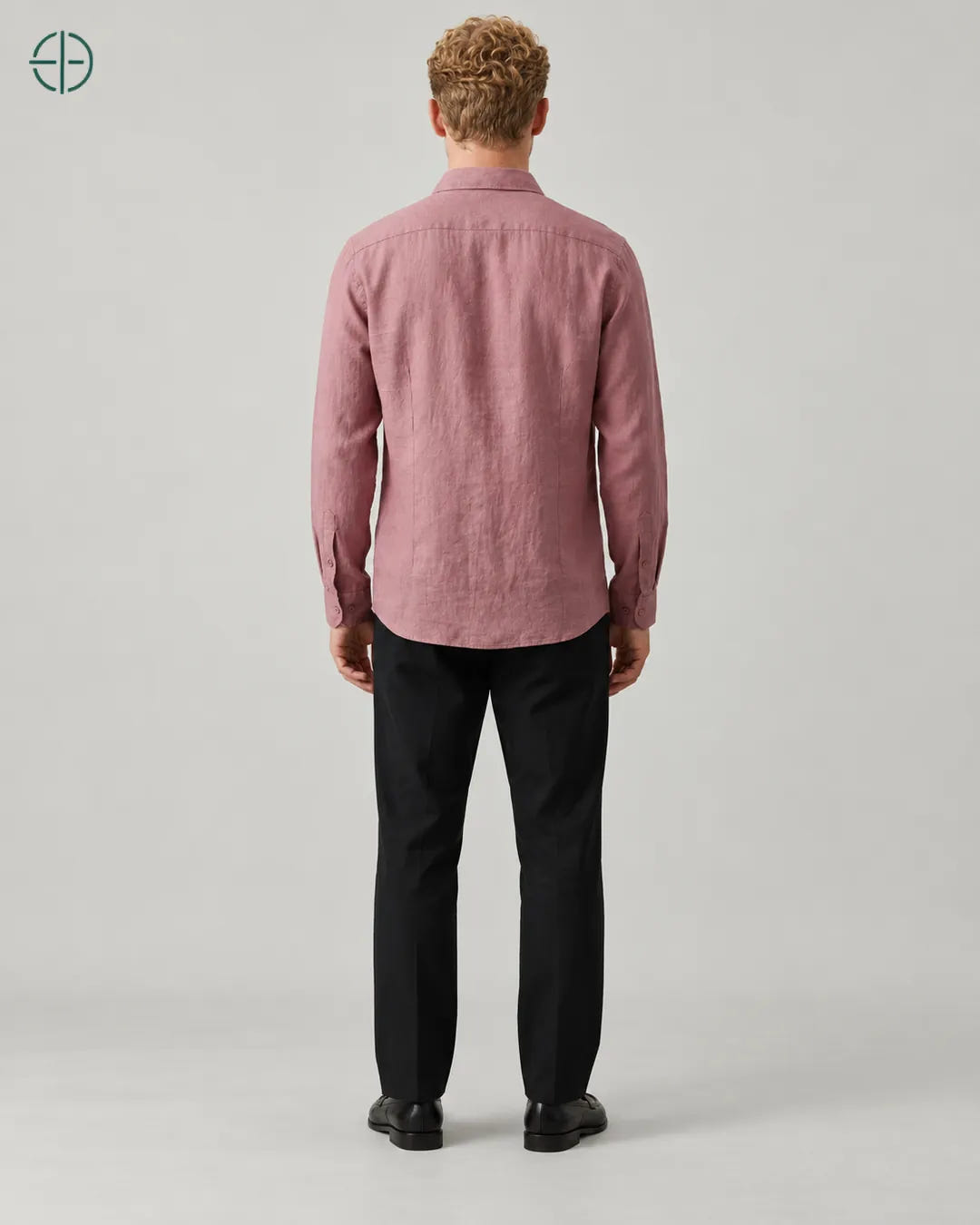Camisa 100% Linho Belga Masculina, cor Rosa, mesmo modelo e roupa de costas. Fotografia de produto Rest Money.