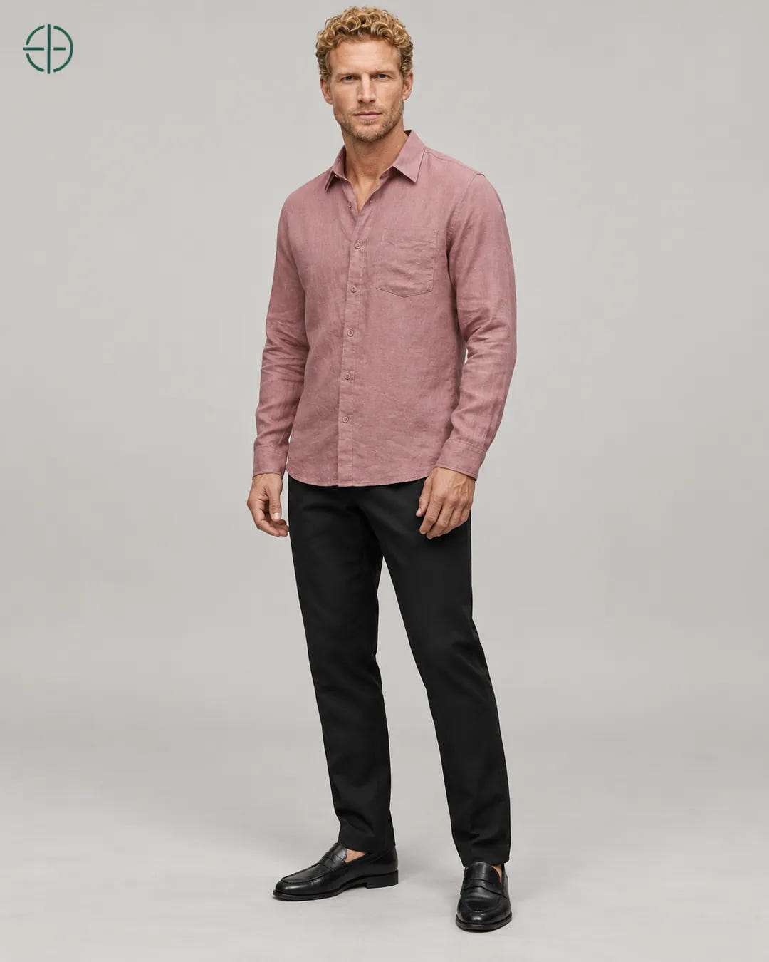 Camisa 100% Linho Belga Masculina, cor Rosa, mesmo modelo em três quartos mostrando o caimento. Fotografia de produto Rest Money.