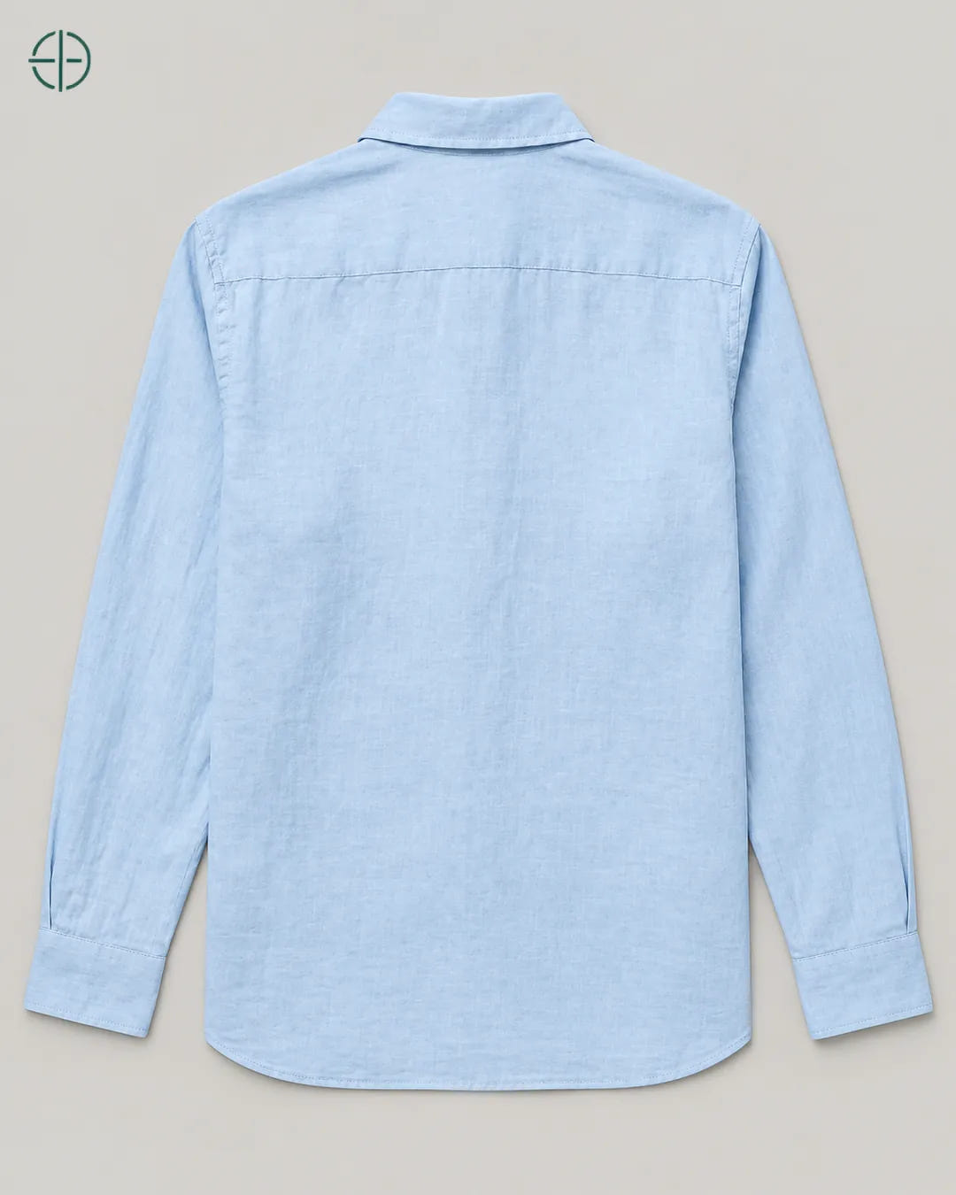 Camisa 100% Linho Belga Masculina Sem Bolso, cor Azul Claro, produto estendido no chão, câmera vertical, vista traseira. Fotografia de produto Rest Money.