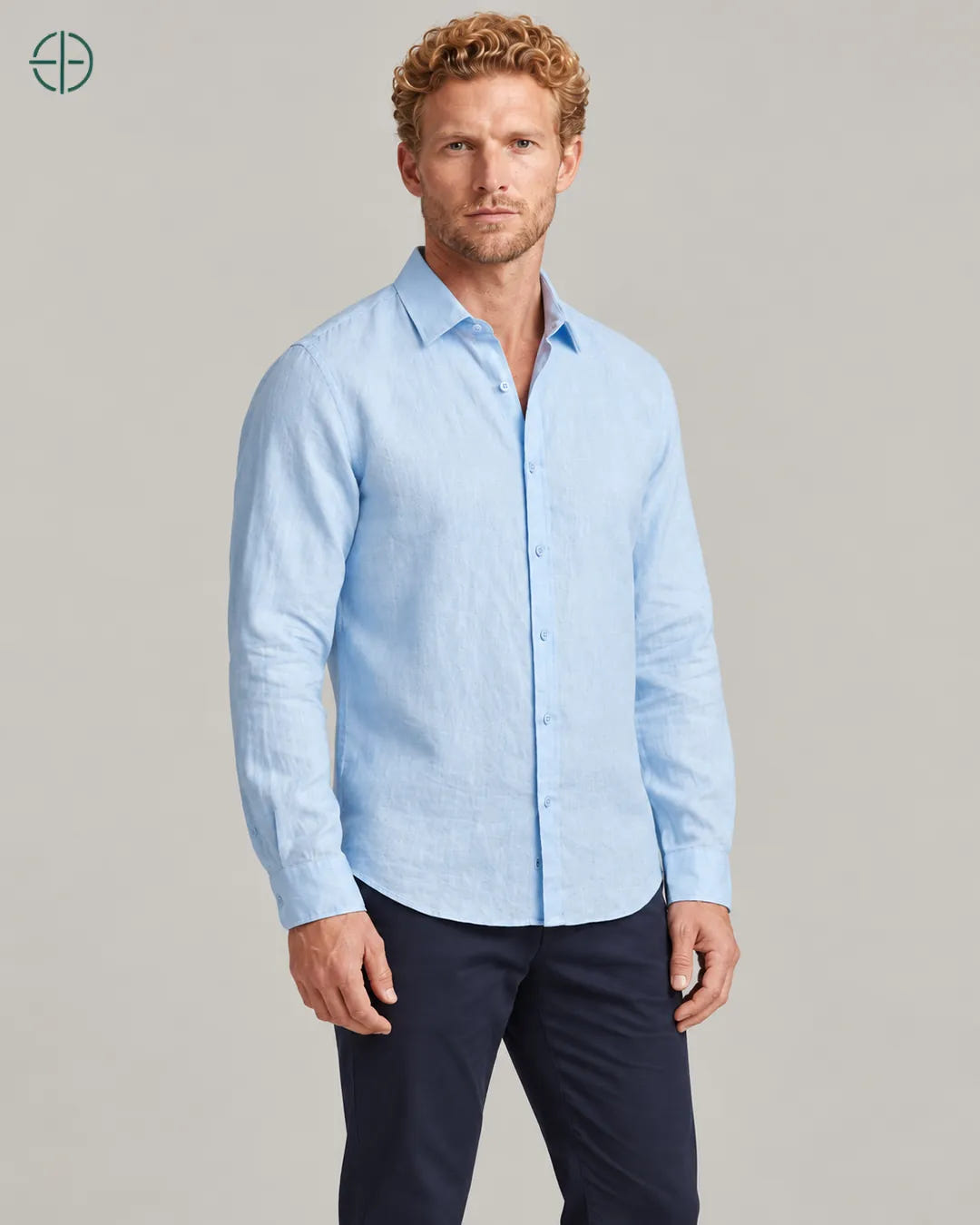 Camisa 100% Linho Belga Masculina Sem Bolso, cor Azul Claro, mesmo modelo em três quartos mostrando o caimento. Fotografia de produto Rest Money.
