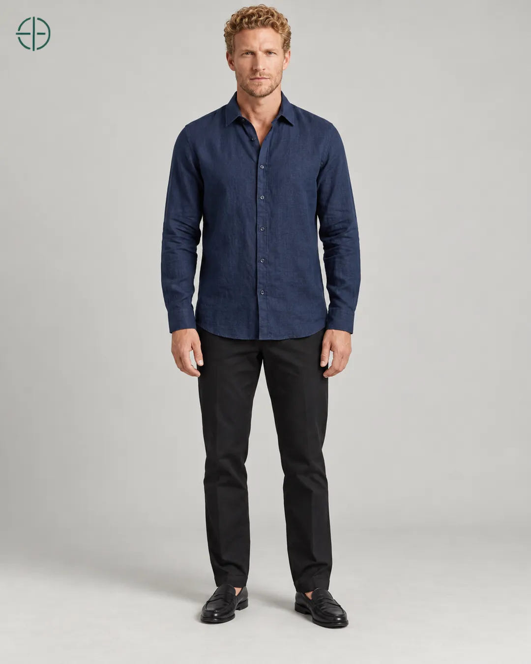 Camisa 100% Linho Belga Masculina Sem Bolso, cor Azul Marinho, modelo de corpo inteiro de frente. Fotografia de produto Rest Money.
