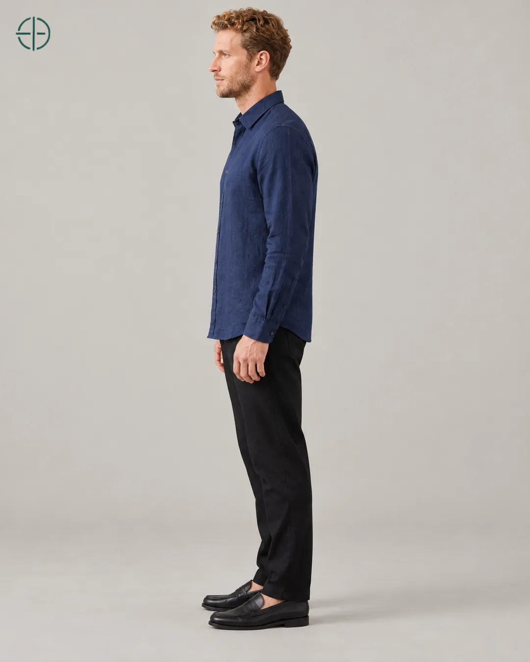Camisa 100% Linho Belga Masculina Sem Bolso, cor Azul Marinho, mesmo modelo e roupa de lado. Fotografia de produto Rest Money.