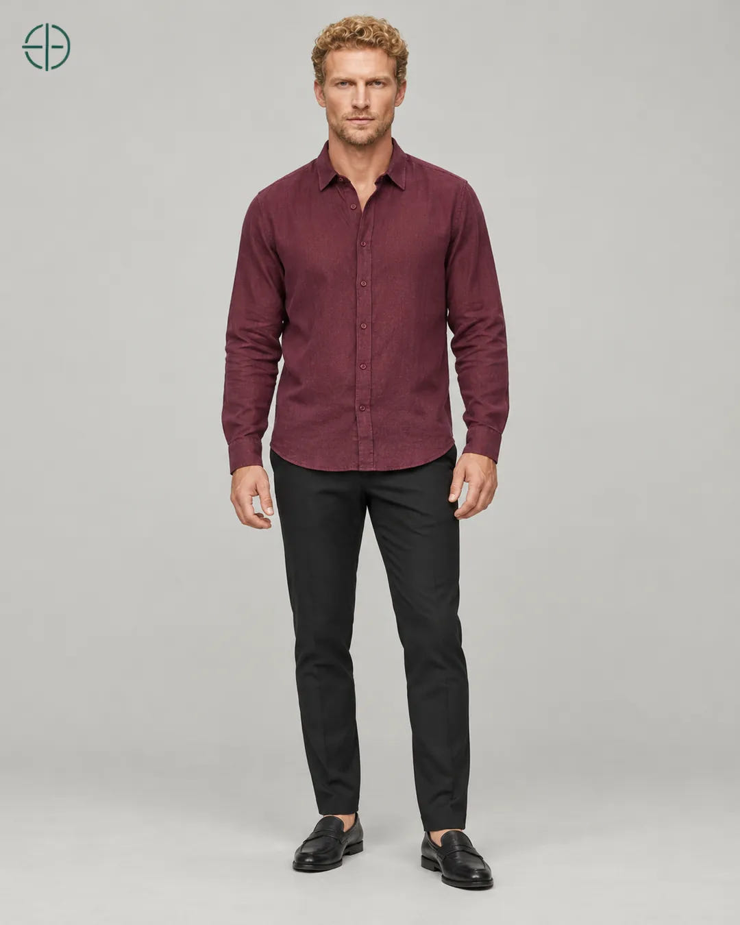 Camisa 100% Linho Belga Masculina Sem Bolso, cor Bordo, modelo usando de frente, em estúdio profissional com fundo cinza ostra.