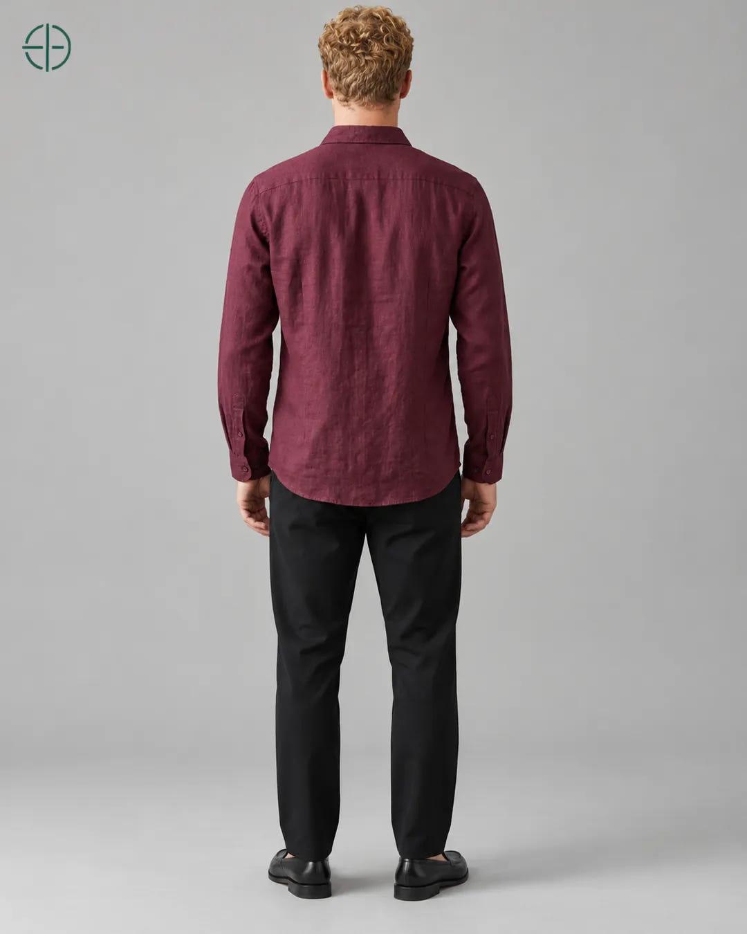 Camisa 100% Linho Belga Masculina Sem Bolso, cor Bordo, mesmo modelo e roupa de costas. Fotografia de produto Rest Money.