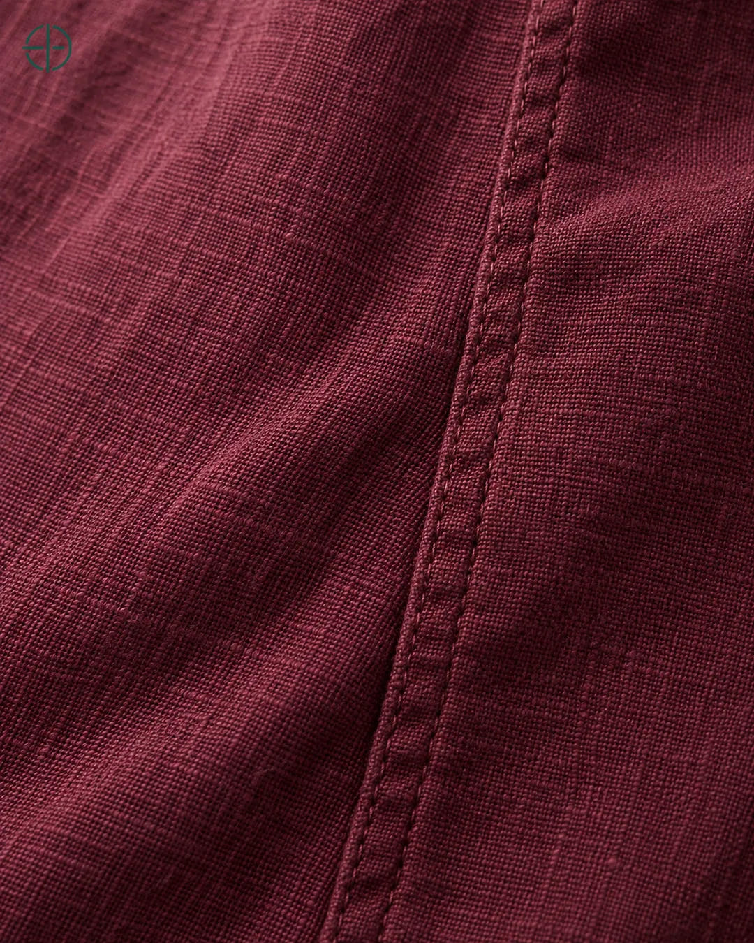 Camisa 100% Linho Belga Masculina Sem Bolso, cor Bordo, macro do produto no modelo, em estúdio profissional com fundo cinza ostra.