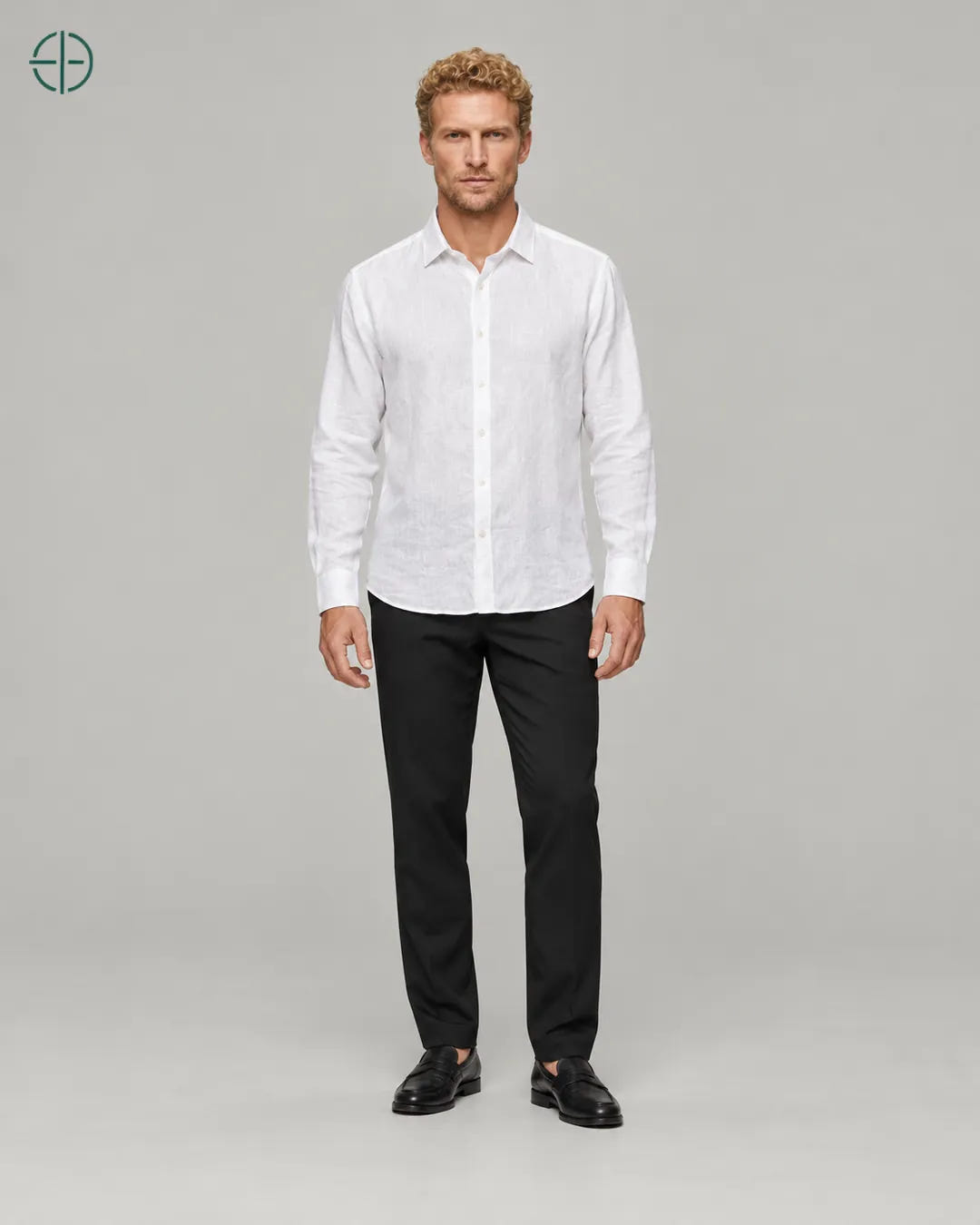 Camisa 100% Linho Belga Masculina Sem Bolso, cor Branco, modelo usando de frente, em estúdio profissional com fundo cinza ostra.
