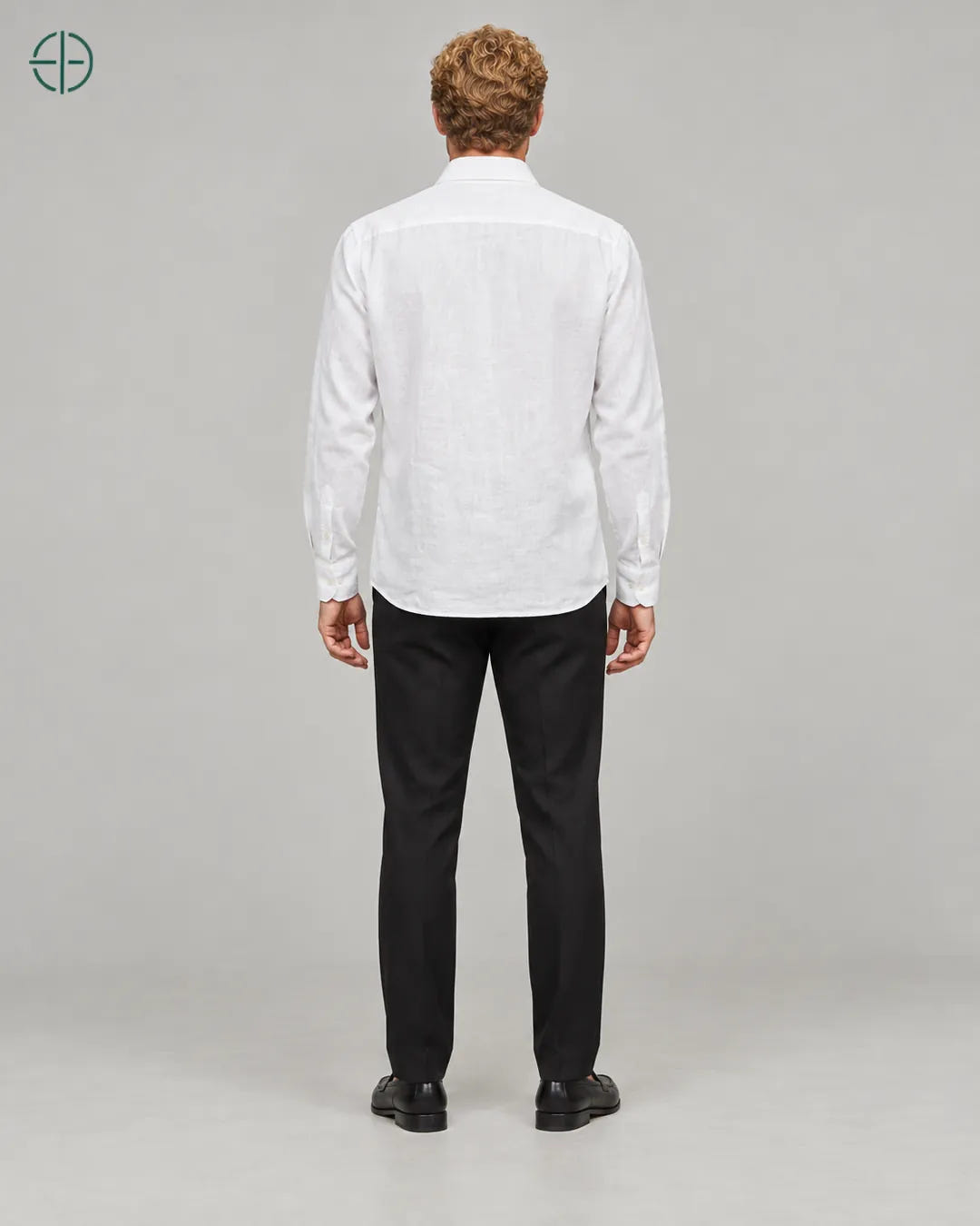 Camisa 100% Linho Belga Masculina Sem Bolso, cor Branco, mesmo modelo e roupa de costas, em estúdio profissional com fundo cinza ostra.