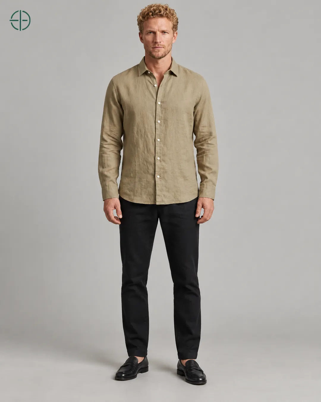 Camisa 100% Linho Belga Masculina Sem Bolso, cor Camelo, modelo de corpo inteiro de frente. Fotografia de produto Rest Money.