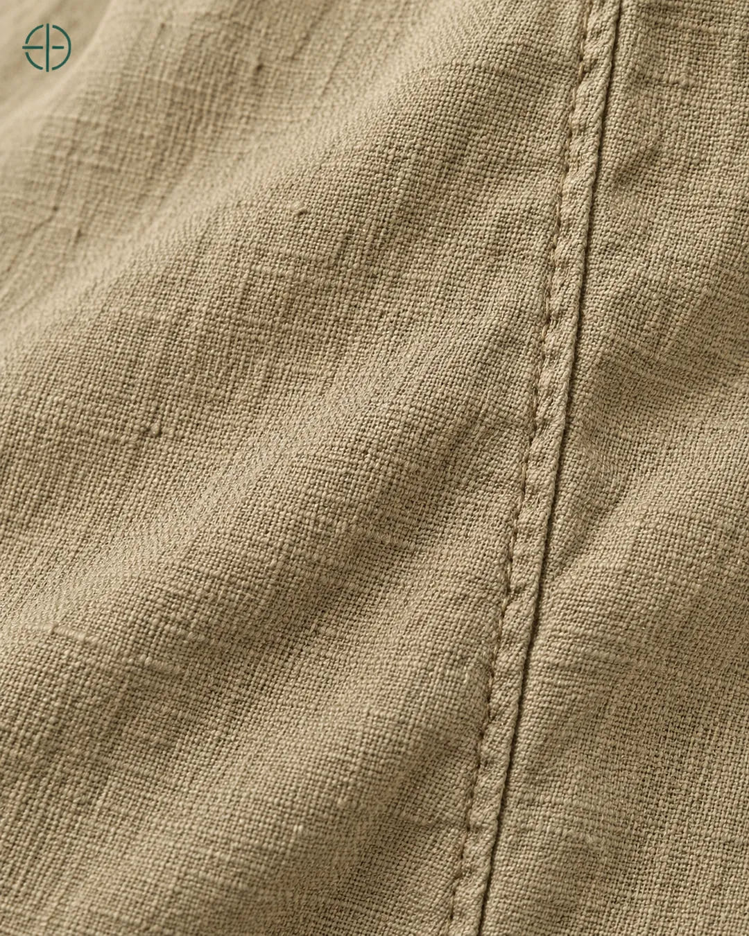 Camisa 100% Linho Belga Masculina Sem Bolso, cor Camelo, macro do produto no modelo, em estúdio profissional com fundo cinza ostra.