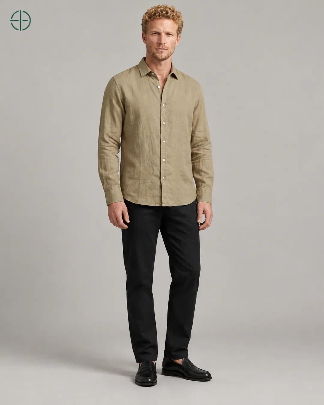 Camisa 100% Linho Belga Masculina Sem Bolso, cor Camelo, mesmo modelo em três quartos mostrando o caimento. Fotografia de produto Rest Money.
