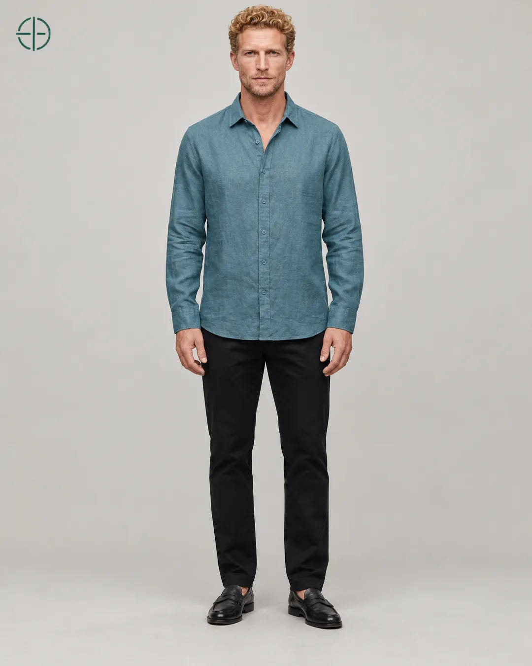 Camisa 100% Linho Belga Masculina Sem Bolso, cor Ciano, modelo de corpo inteiro de frente. Fotografia de produto Rest Money.