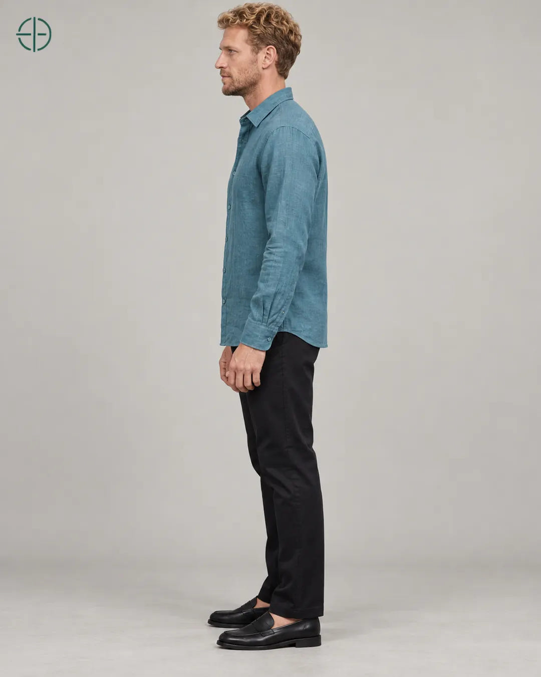 Camisa 100% Linho Belga Masculina Sem Bolso, cor Ciano, mesmo modelo e roupa de lado. Fotografia de produto Rest Money.