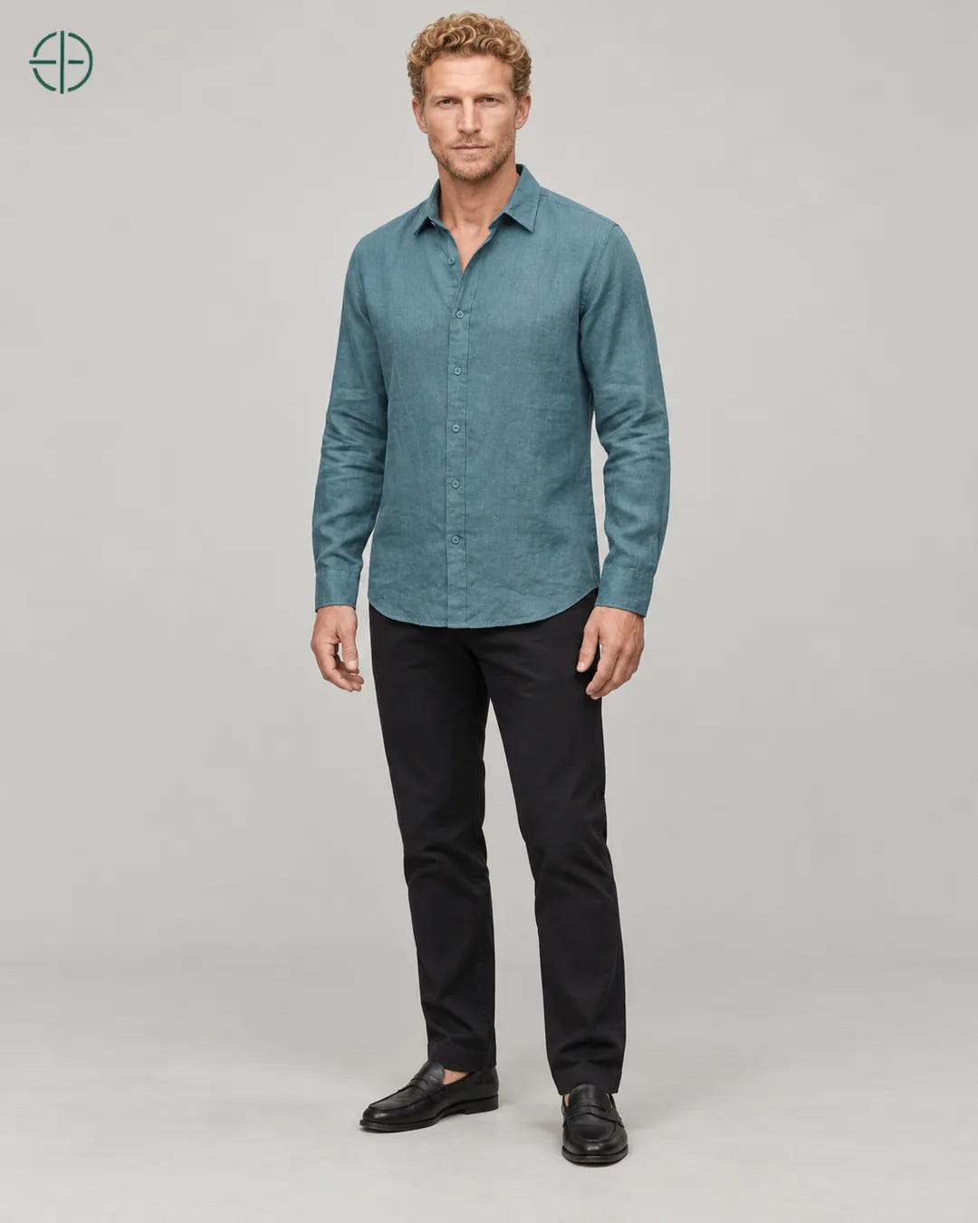 Camisa 100% Linho Belga Masculina Sem Bolso, cor Ciano, mesmo modelo em três quartos mostrando o caimento. Fotografia de produto Rest Money.