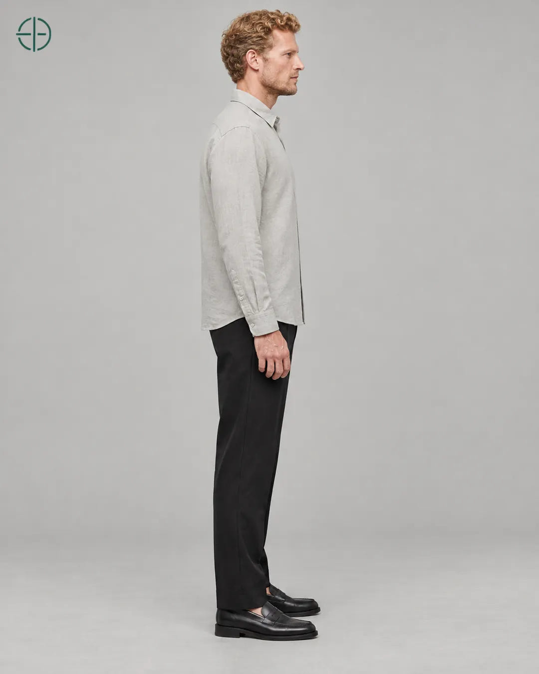 Camisa 100% Linho Belga Masculina Sem Bolso, cor Cinza, mesmo modelo e roupa de lado, em estúdio profissional com fundo cinza ostra.