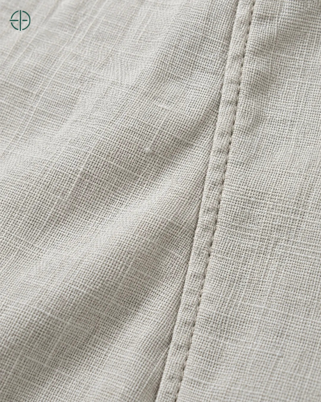 Camisa 100% Linho Belga Masculina Sem Bolso, cor Cinza, macro do produto no modelo, em estúdio profissional com fundo cinza ostra.