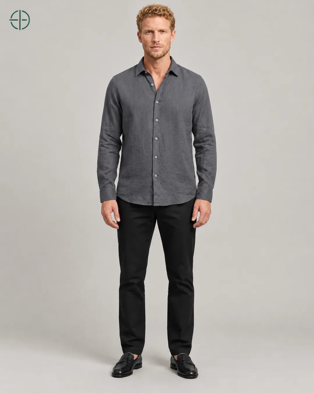 Camisa 100% Linho Belga Masculina Sem Bolso, cor Grisalho, modelo de corpo inteiro de frente. Fotografia de produto Rest Money.