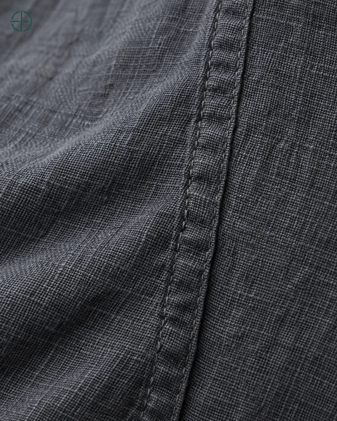 Camisa 100% Linho Belga Masculina Sem Bolso, cor Grisalho, macro do produto no modelo, em estúdio profissional com fundo cinza ostra.