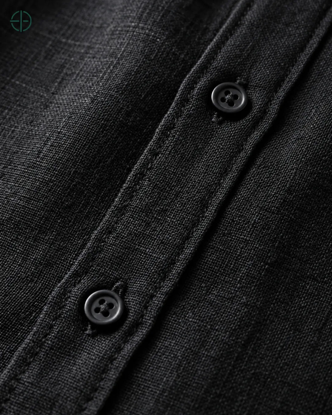 Camisa 100% Linho Belga Masculina Sem Bolso, cor Preto, Detalhe aproximado do tecido e da costura no modelo, mostrando textura real, em estúdio profissional com fundo cinza ostra.