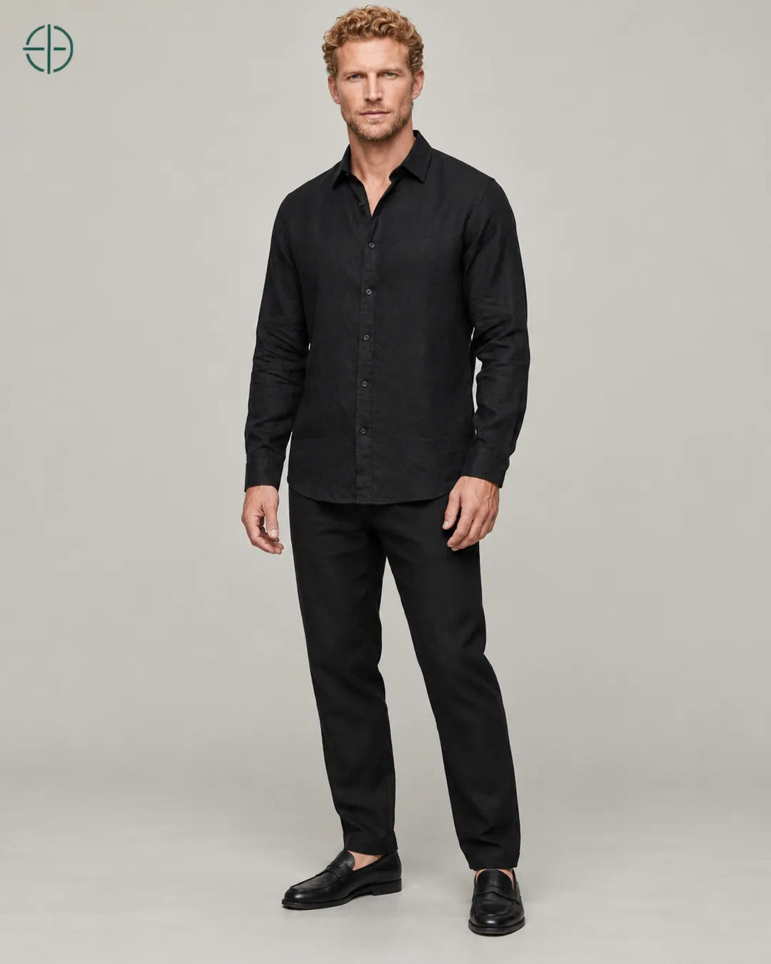 Camisa 100% Linho Belga Masculina Sem Bolso, cor Preto, mesmo modelo em três quartos mostrando o caimento. Fotografia de produto Rest Money.