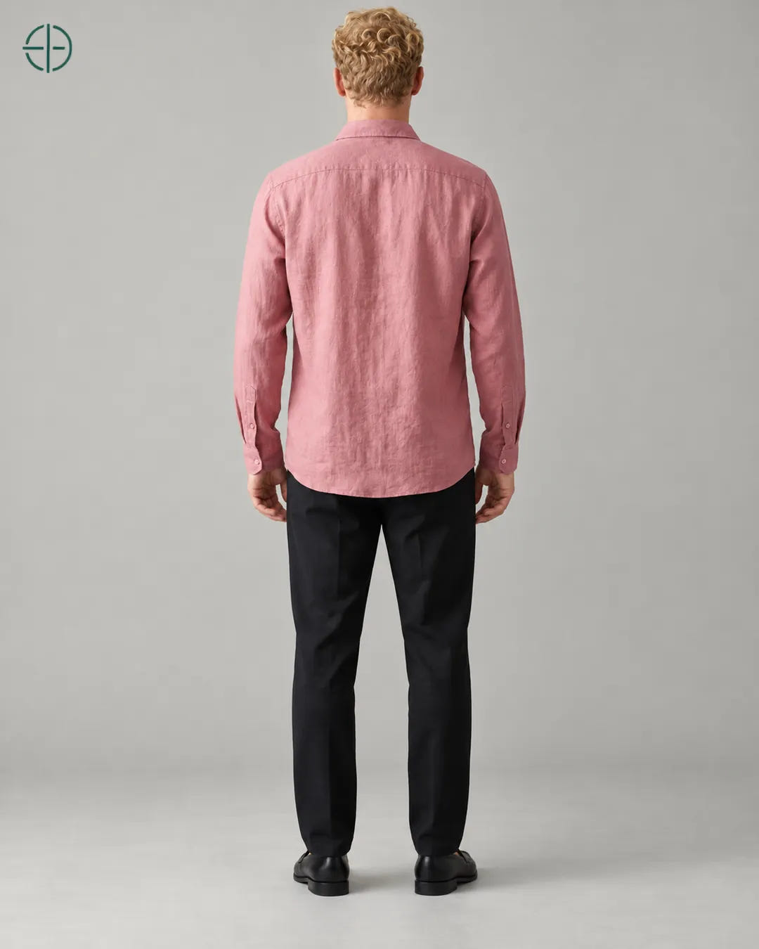 Camisa 100% Linho Belga Masculina Sem Bolso, cor Rosa, mesmo modelo e roupa de costas. Fotografia de produto Rest Money.