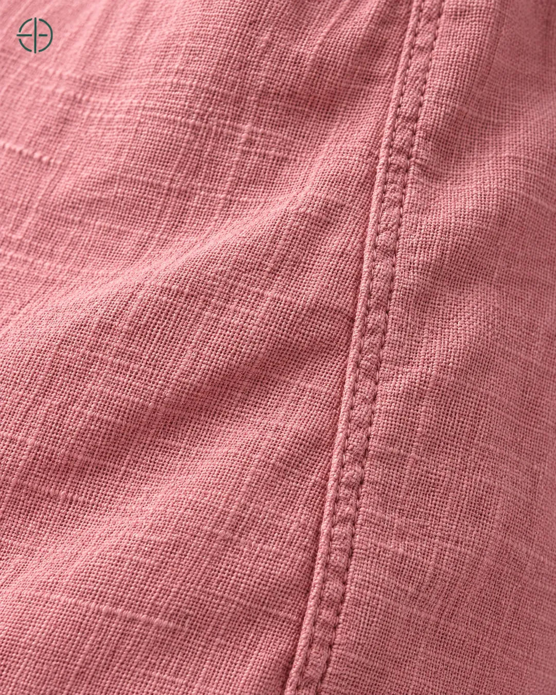 Camisa 100% Linho Belga Masculina Sem Bolso, cor Rosa, macro do produto no modelo, em estúdio profissional com fundo cinza ostra.