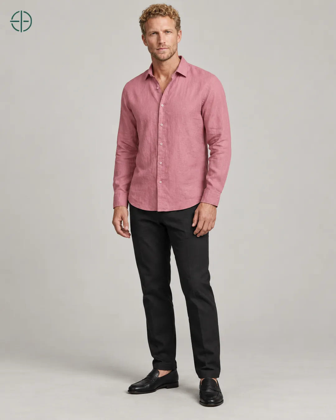 Camisa 100% Linho Belga Masculina Sem Bolso, cor Rosa, mesmo modelo em três quartos mostrando o caimento. Fotografia de produto Rest Money.