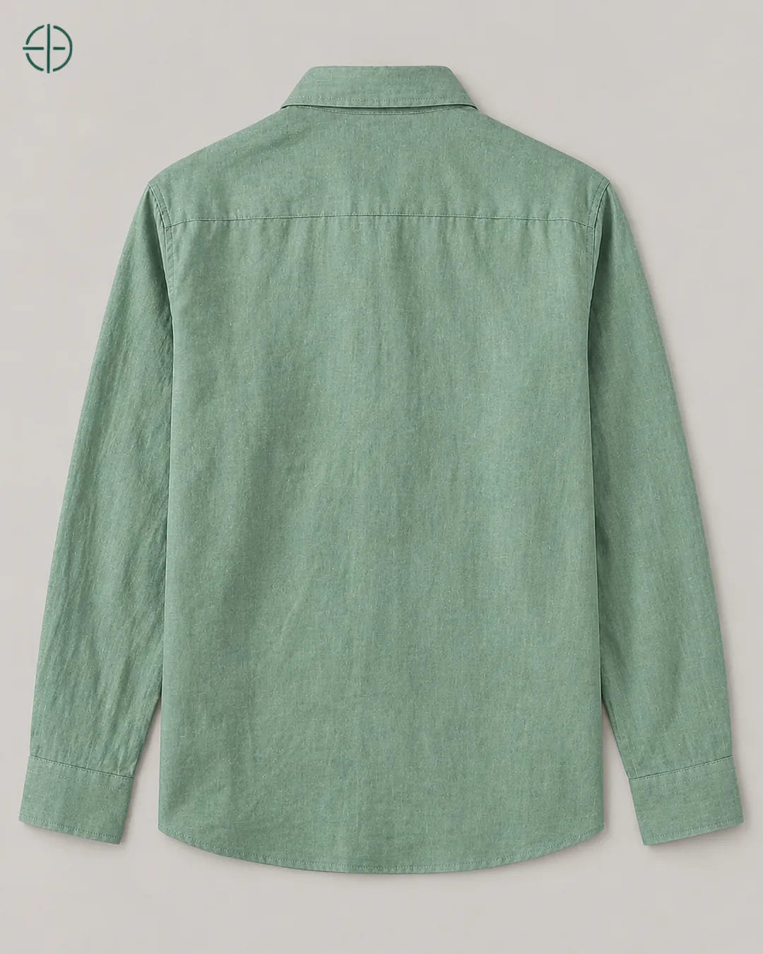 Camisa 100% Linho Belga Masculina Sem Bolso, cor Verde, produto estendido no chão, câmera vertical, vista traseira. Fotografia de produto Rest Money.