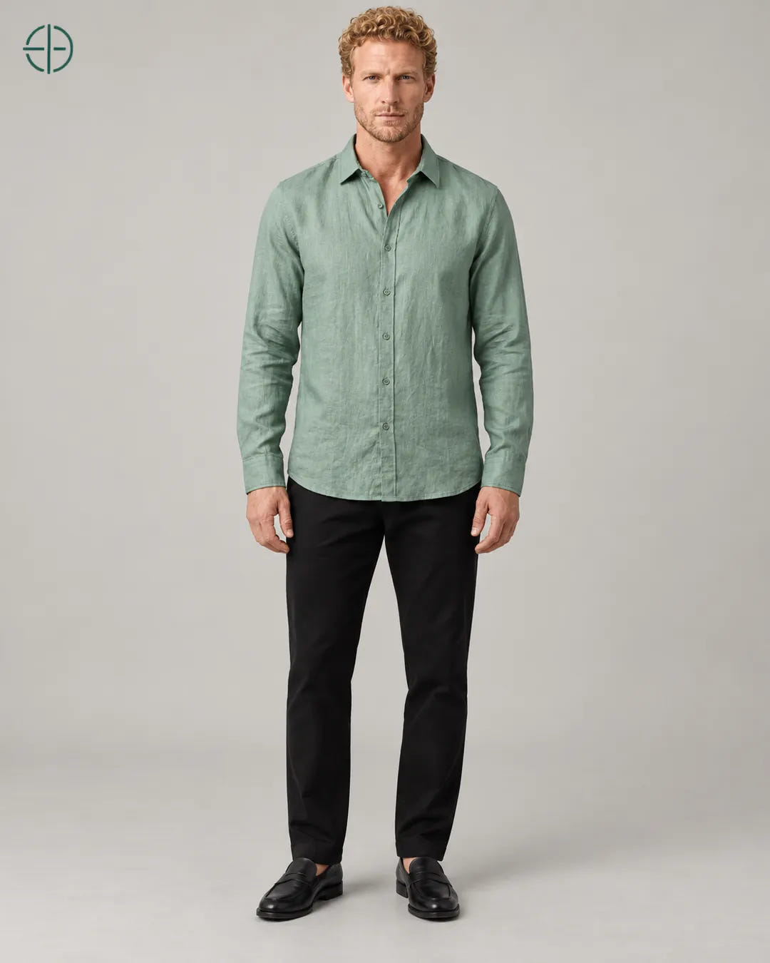 Camisa 100% Linho Belga Masculina Sem Bolso, cor Verde, modelo de corpo inteiro de frente. Fotografia de produto Rest Money.