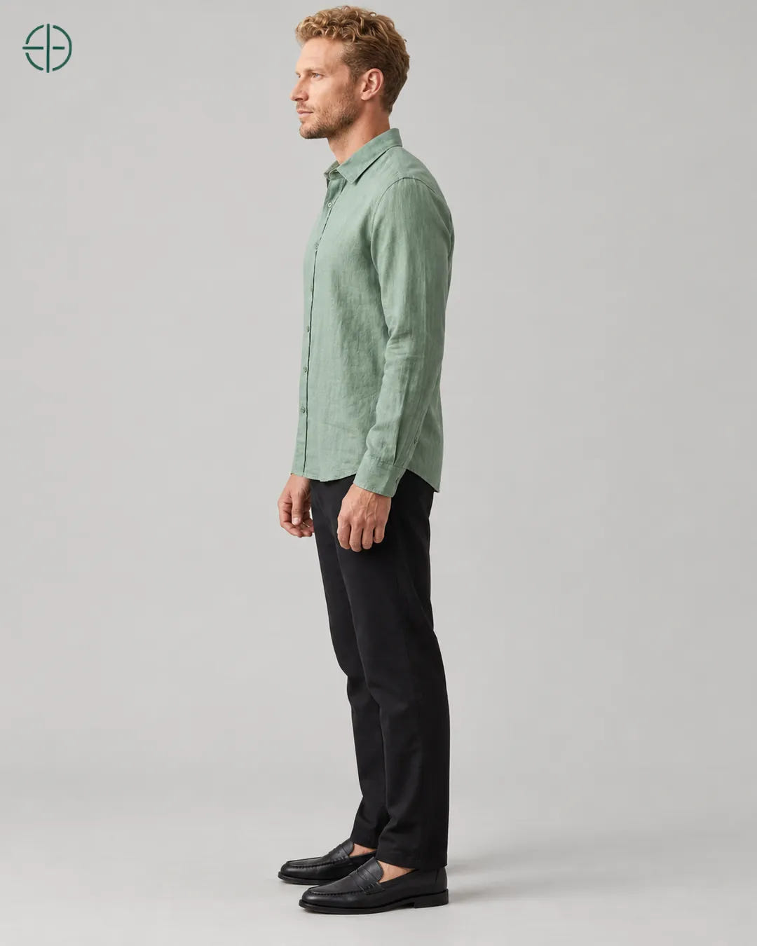 Camisa 100% Linho Belga Masculina Sem Bolso, cor Verde, mesmo modelo e roupa de lado. Fotografia de produto Rest Money.