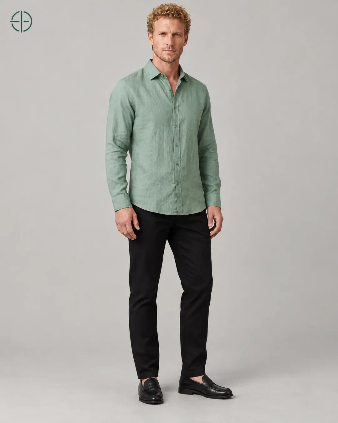 Camisa 100% Linho Belga Masculina Sem Bolso, cor Verde, mesmo modelo em três quartos mostrando o caimento. Fotografia de produto Rest Money.