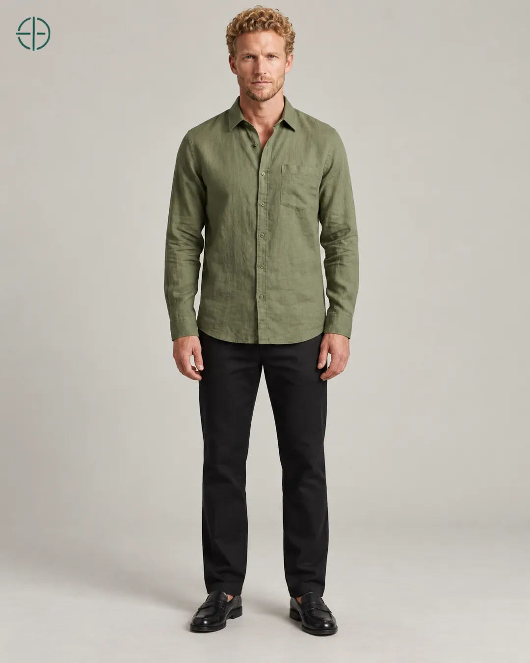 Camisa 100% Linho Belga Masculina, cor Verde, modelo de corpo inteiro de frente. Fotografia de produto Rest Money.