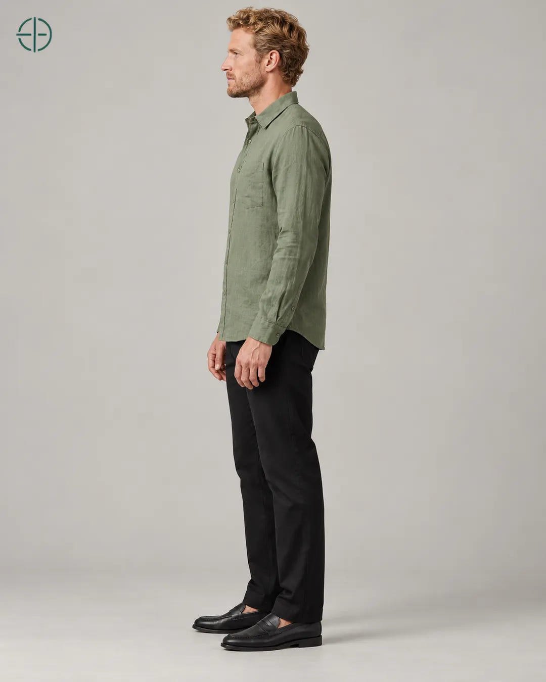 Camisa 100% Linho Belga Masculina, cor Verde, mesmo modelo e roupa de lado. Fotografia de produto Rest Money.