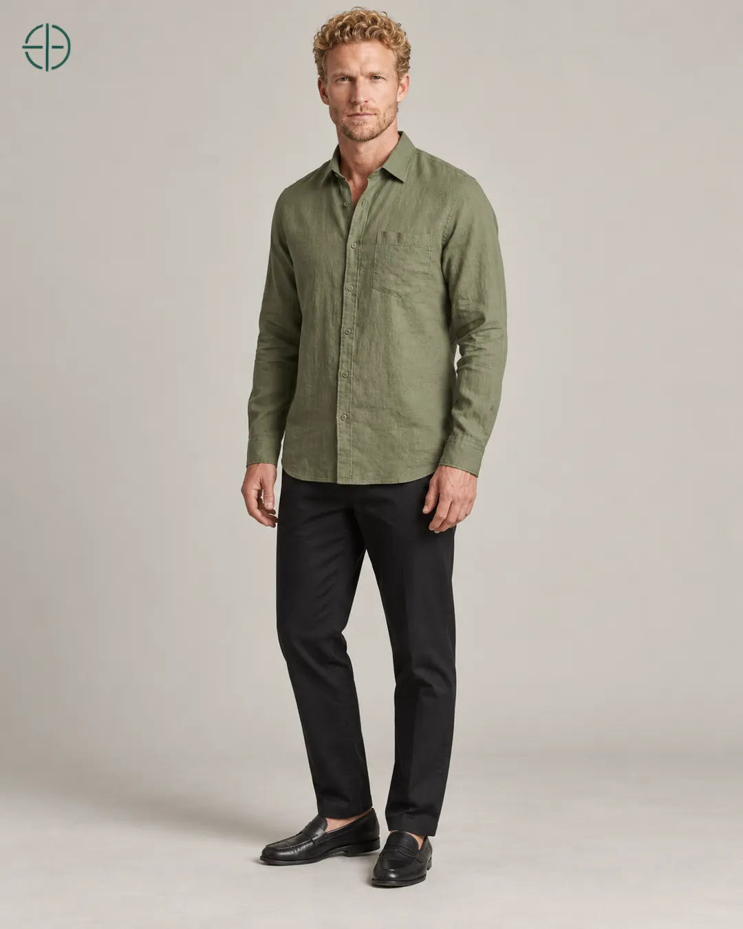 Camisa 100% Linho Belga Masculina, cor Verde, mesmo modelo em três quartos mostrando o caimento. Fotografia de produto Rest Money.