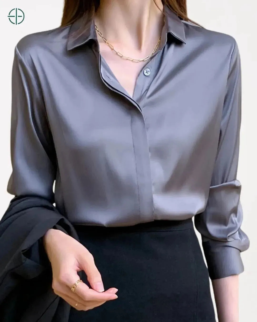 camisa de seda vista de frente com caimento fluido