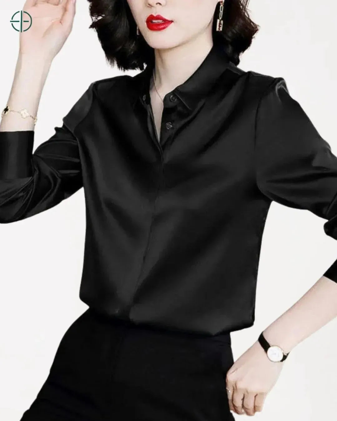 modelo sorrindo usando camisa em ambiente elegante